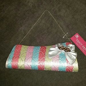 Multi-colored clutch