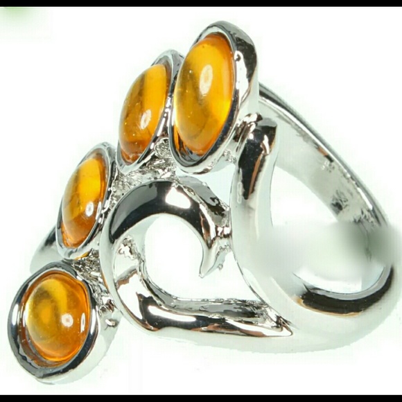 Nice unique ring size 8 only - Picture 4 of 4