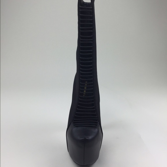 Raven - Picture 4 of 5