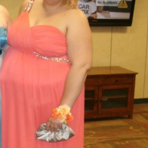 Coral prom dress. 🌸