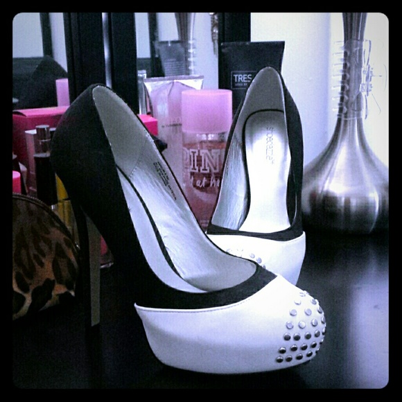 Shoedazzle White & Black Studded Pumps 8.5
