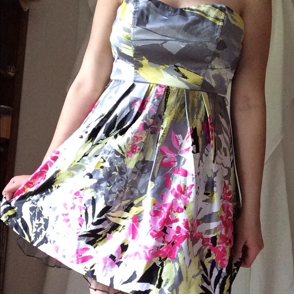 Gorgeous Cocktail dress with vibrant flower design - Picture 1 of 2