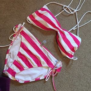 Bikini set.