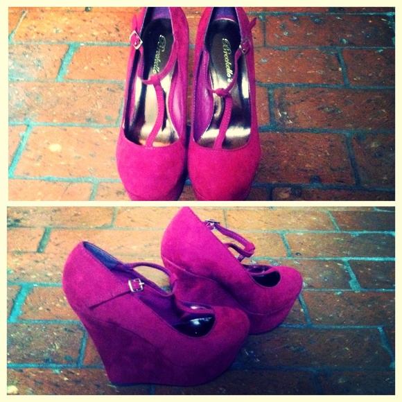 💋Burgundy wedges.