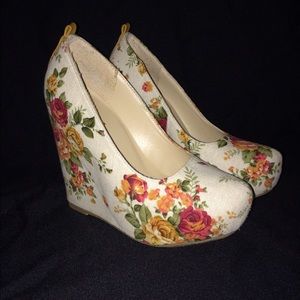 SODA Alfa Rose Floral Print Wedges Size 7.5