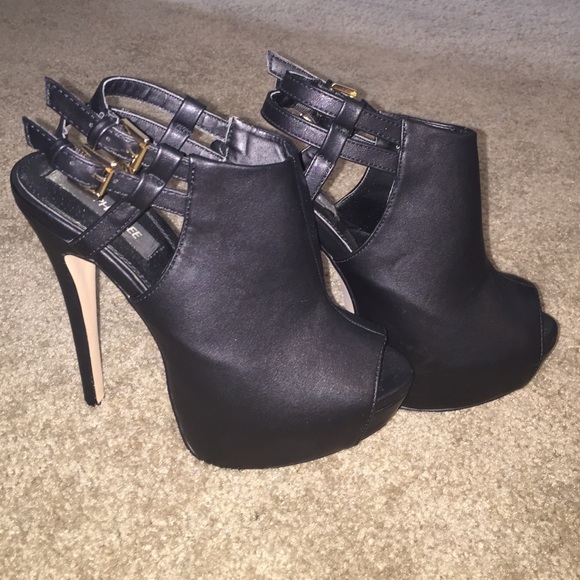 Black Peep Toe