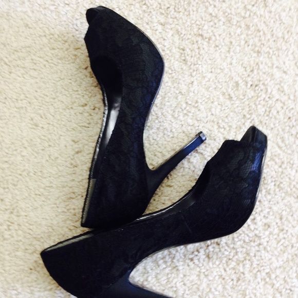Nine West black lace pumps