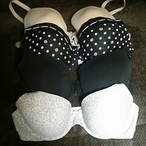 4 Victoria's Secret bras