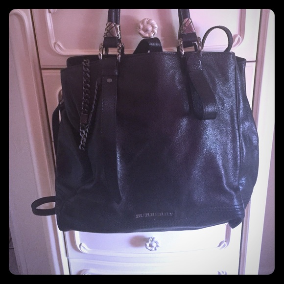 I'm selling my beautiful Burberry Bag.