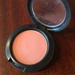 MAC blush in Peachykeen