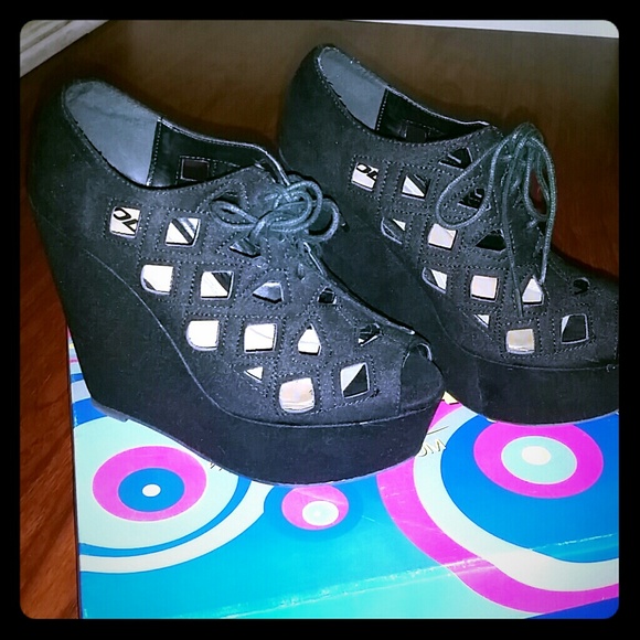 Black wedges