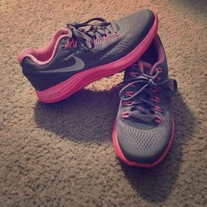 Grey/Pink Nike Dynamic Sport Sneakers