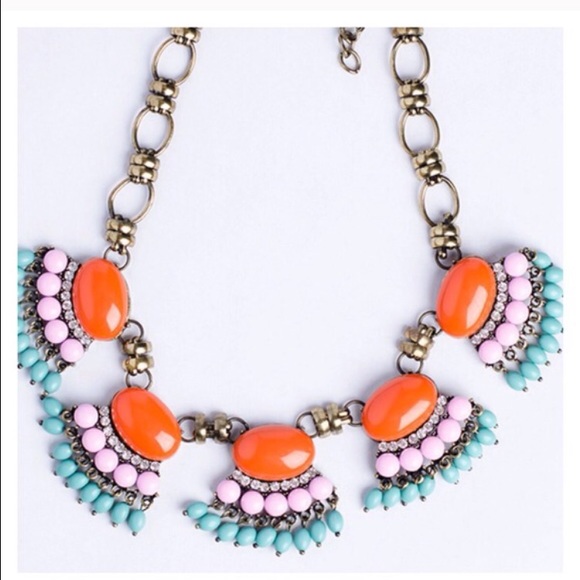 • SALE • ✴️ Fan Fringe Necklace ✴️ - Picture 2 of 3