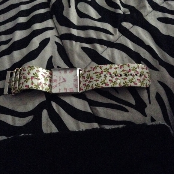 Sold on M - Picture 2 of 4