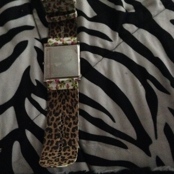 Sold on M - Picture 3 of 4