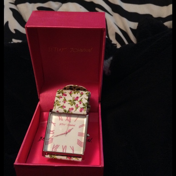 Sold on M - Picture 4 of 4