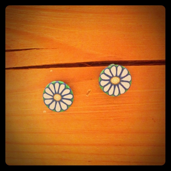 Handmade daisy earrings - Picture 1 of 3
