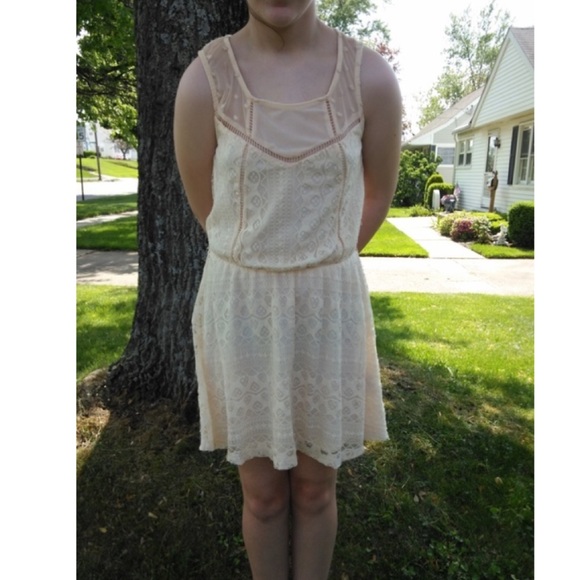 Cream Lace Dress - Picture 3 of 4