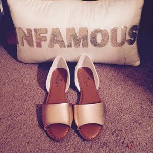 Open toed american eagle flats