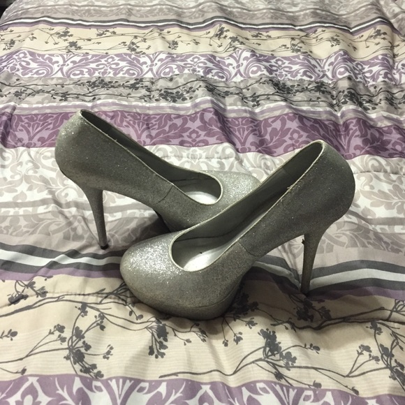 Silver High heels - Picture 2 of 4
