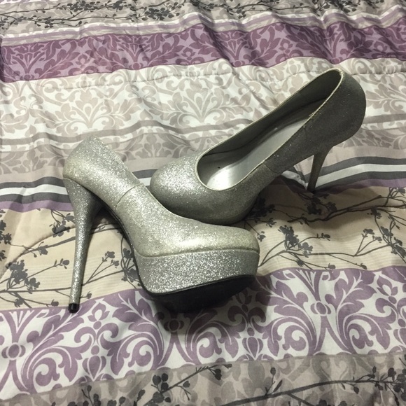 Silver High heels - Picture 3 of 4