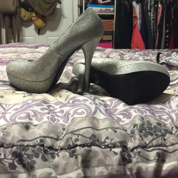 Silver High heels - Picture 4 of 4
