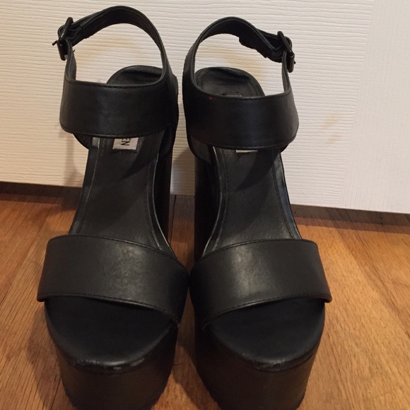 Steve Madden Black Platform Pumps - Picture 2 of 4