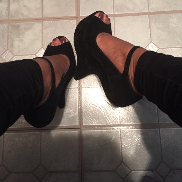 Price Drop ✨Black suede heel-less platform pumps