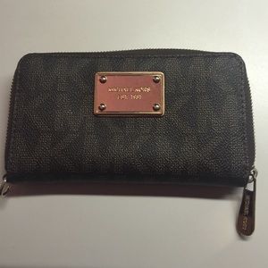 Authentic Michael Kors iPhone zip around wallet