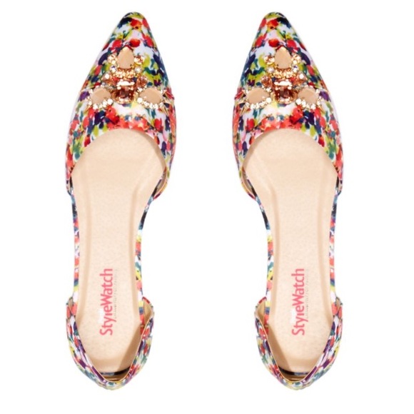 So in love! 😍😍 fun colorful pointed flats