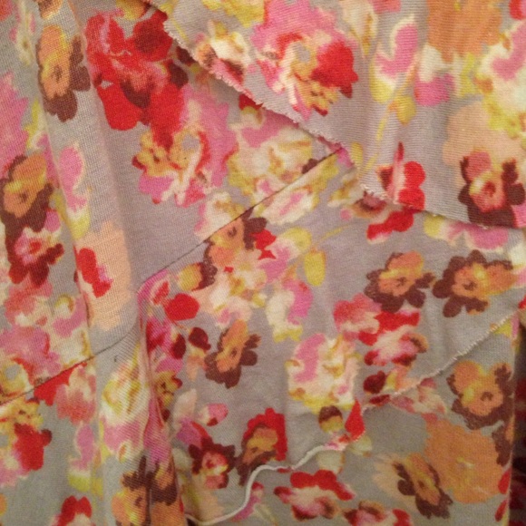 Lauren Conrad floral top. - Picture 2 of 3