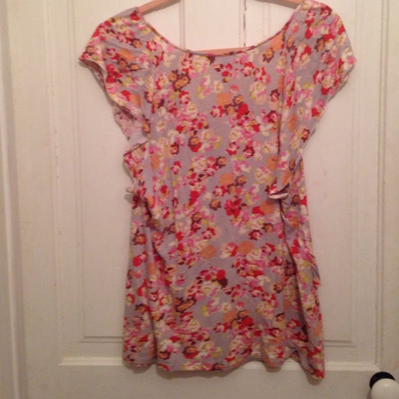 Lauren Conrad floral top. - Picture 3 of 3
