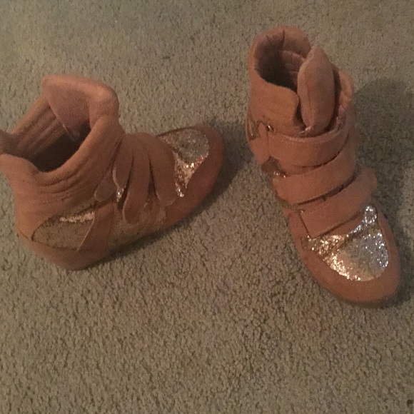 Sneaker boots