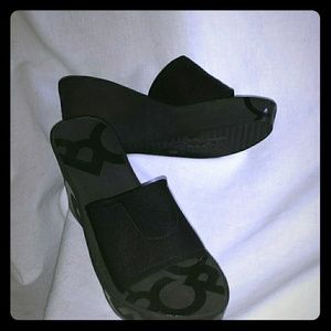 BCBG SLIP ON STRETCHY WEDGE SANDALS SZ 6