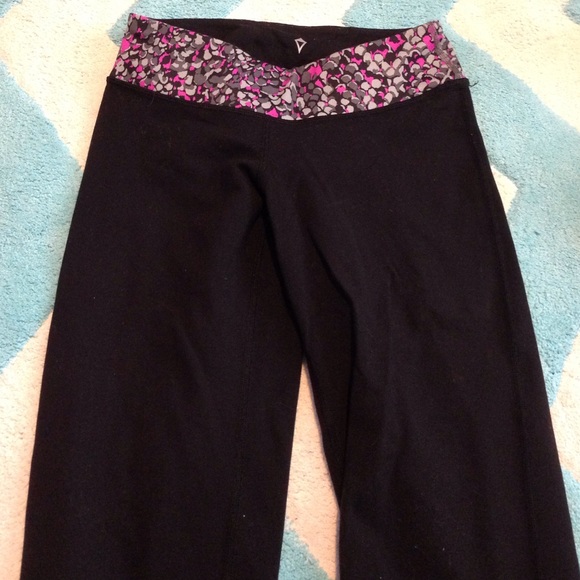 Black cropped yoga pants
