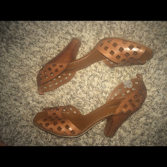 Gianni Bini brown sandals