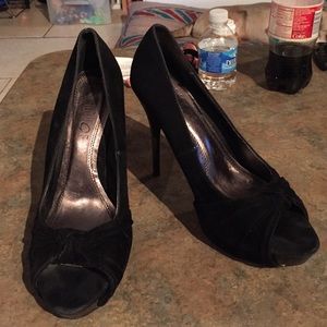 Black Peep toe pumps