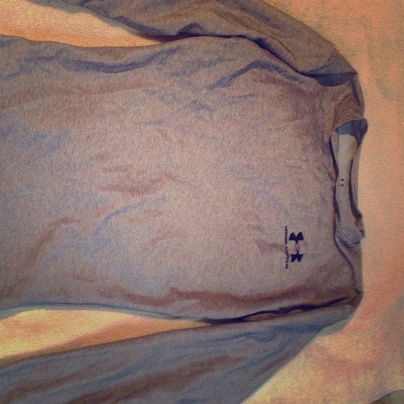Grey long sleeve small under armour shirt