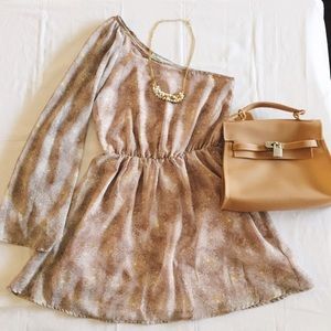 One sleeve elegant dress.