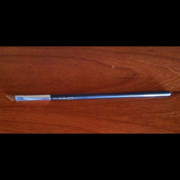 MAC 263 small angle brush