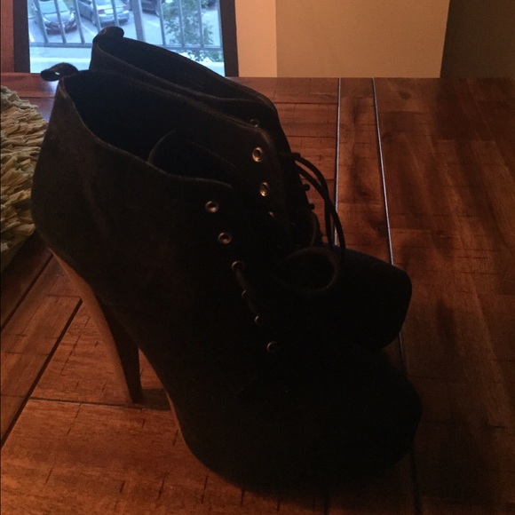 2 1/2 inch ankle boot - Picture 3 of 3