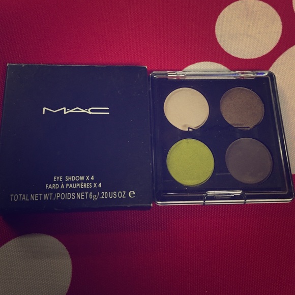 BNIB Mac eyeshadow quad (tempting) RARE