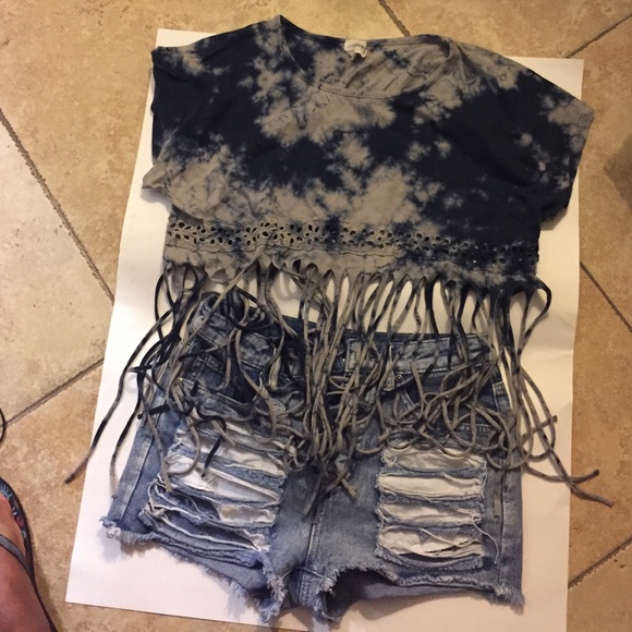 Tops - 🎶Lovely Tie & Die fringe top🌻