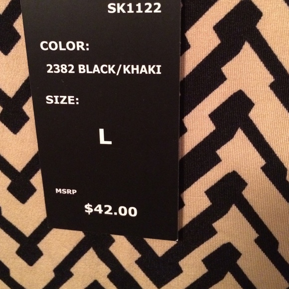 Patterned Top with fabric tie - Picture 2 of 3