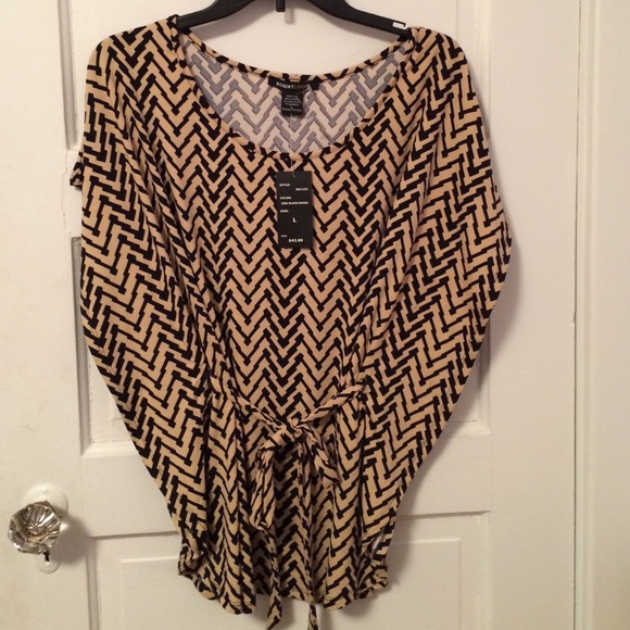 Patterned Top with fabric tie - Picture 3 of 3