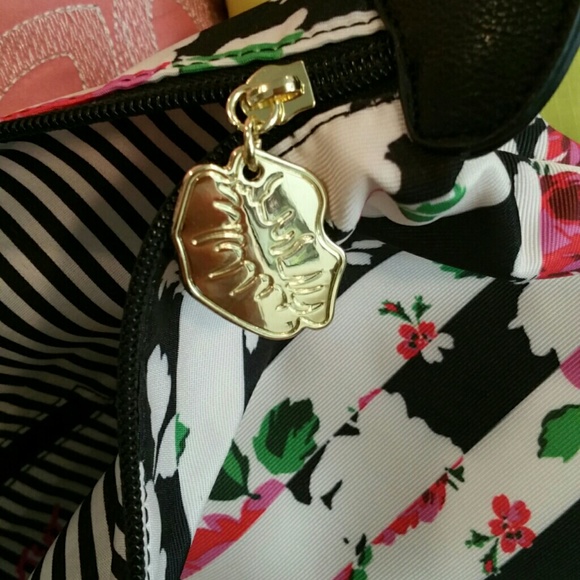 🚫 SOLD 🚫  Betsey Johnson B&W Striped Tote - Picture 4 of 4