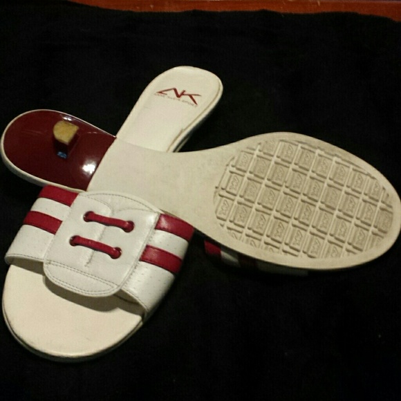 AK Cutest 'lil sandal! low heeled slip on - Picture 2 of 4