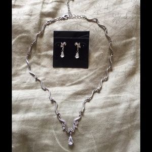 NWOT. Necklace and earring set