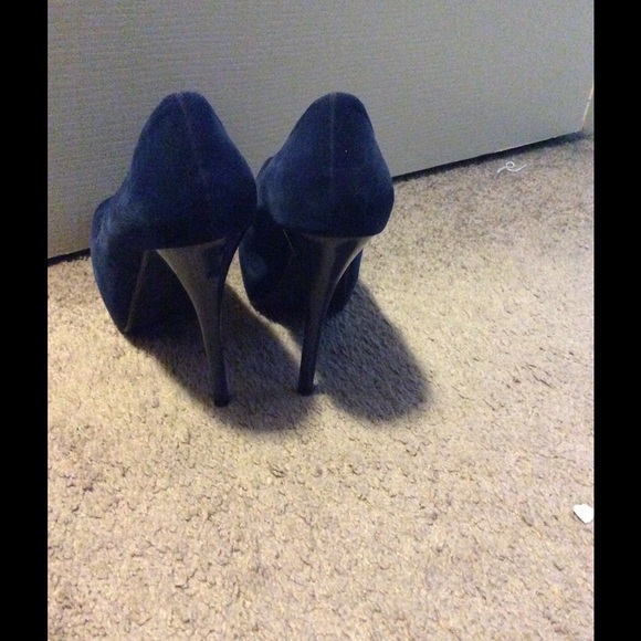 Heels - Picture 3 of 4