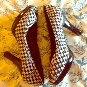 Retro Houndstooth Open-Toe Platform Heels